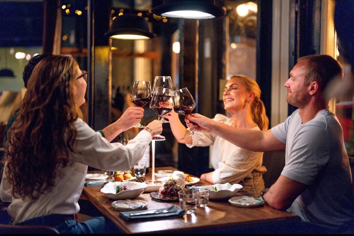 Visar gäster som äter tapas.